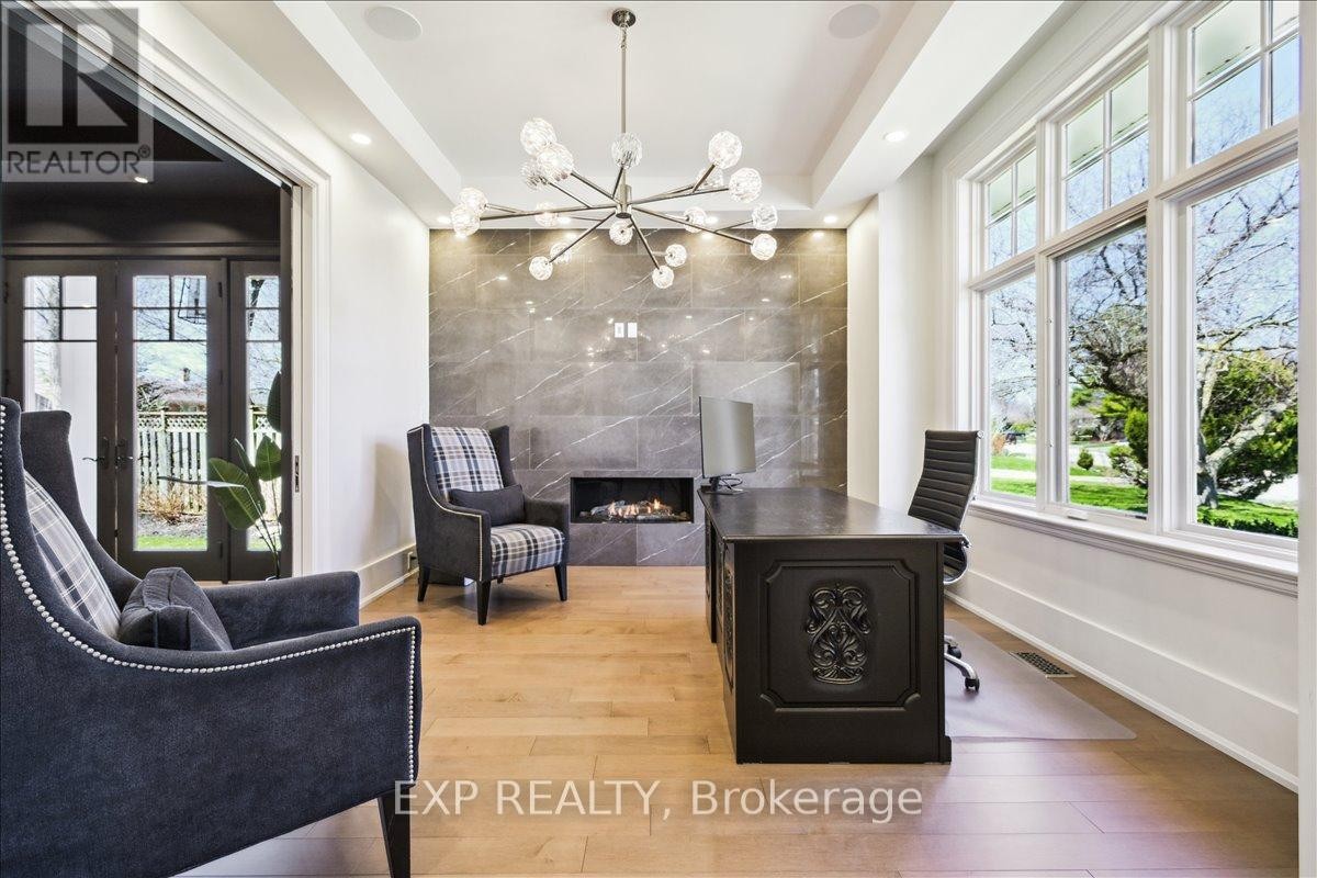












528 WELLINGTON CRESCENT

,
Oakville (WO West),




Ontario
L6L4X5


