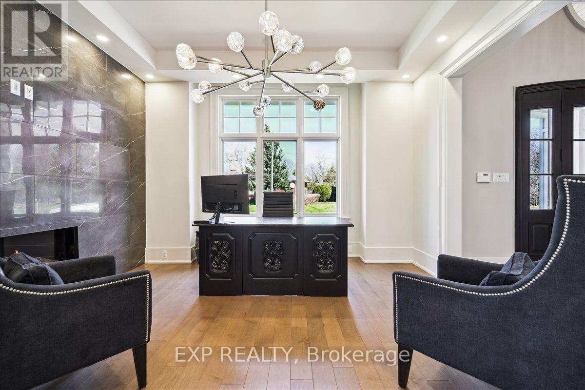 












528 WELLINGTON CRESCENT

,
Oakville (WO West),




Ontario
L6L4X5

