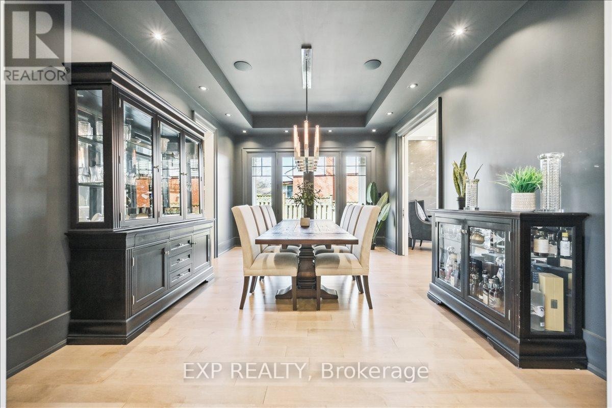 












528 WELLINGTON CRESCENT

,
Oakville (WO West),




Ontario
L6L4X5

