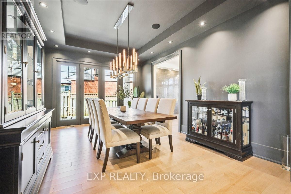 












528 WELLINGTON CRESCENT

,
Oakville (WO West),




Ontario
L6L4X5

