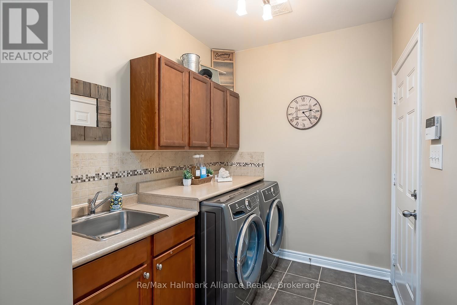 












2489 WHISTLING SPRINGS CRESCENT

,
Oakville (WM Westmount),




Ontario
L6M5G3

