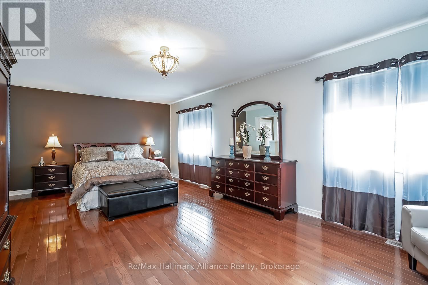 












2489 WHISTLING SPRINGS CRESCENT

,
Oakville (WM Westmount),




Ontario
L6M5G3

