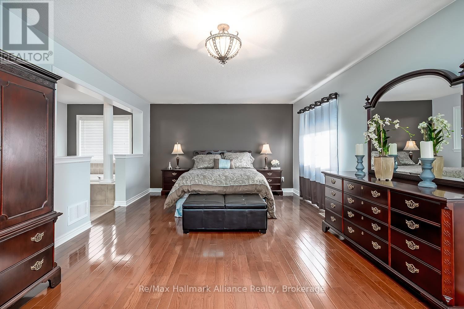 












2489 WHISTLING SPRINGS CRESCENT

,
Oakville (WM Westmount),




Ontario
L6M5G3

