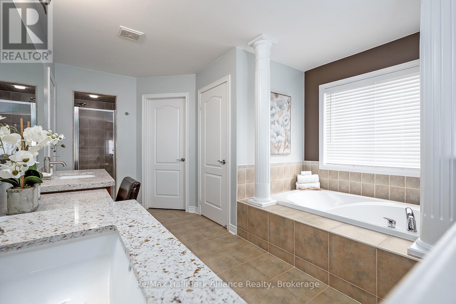 












2489 WHISTLING SPRINGS CRESCENT

,
Oakville (WM Westmount),




Ontario
L6M5G3

