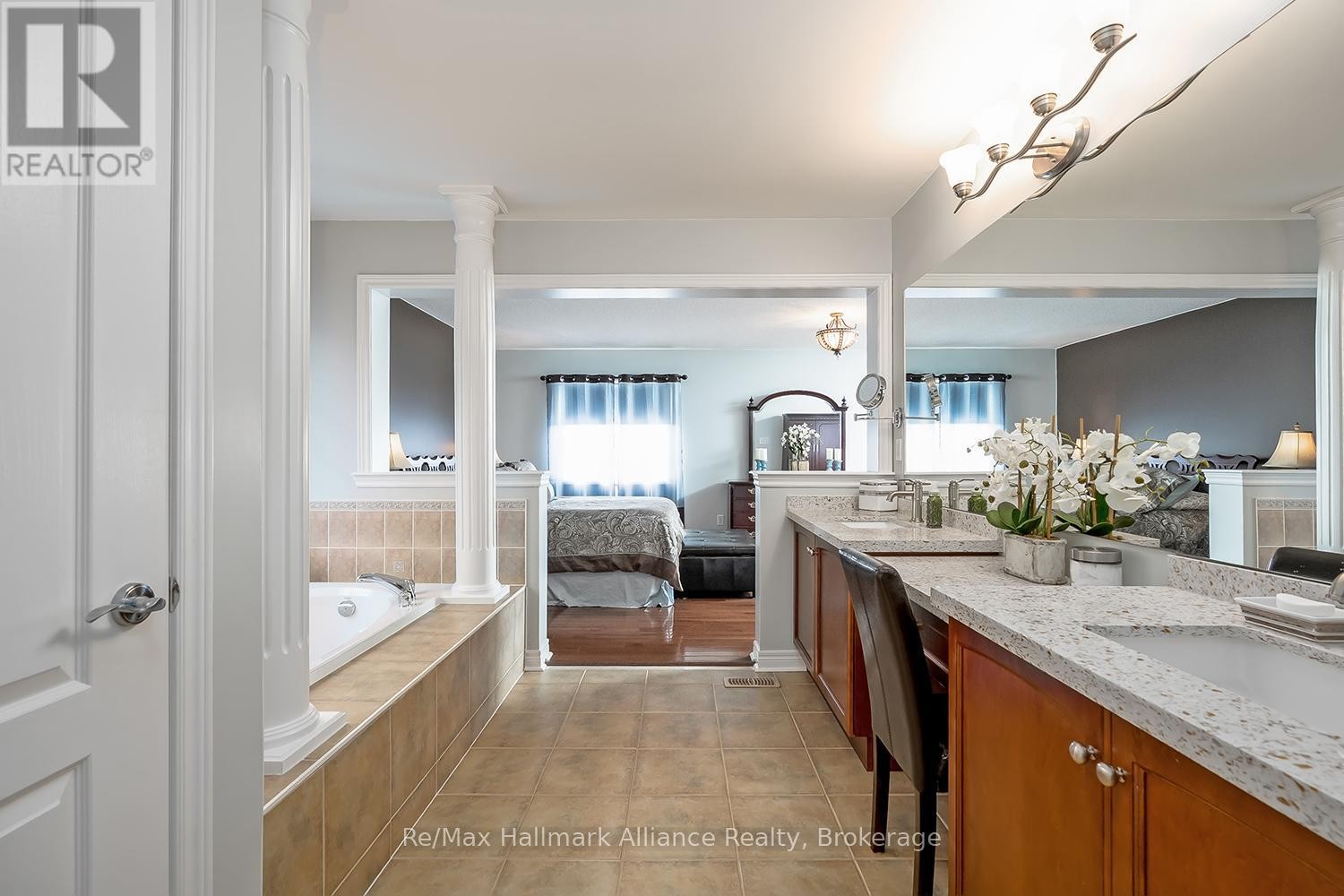 












2489 WHISTLING SPRINGS CRESCENT

,
Oakville (WM Westmount),




Ontario
L6M5G3

