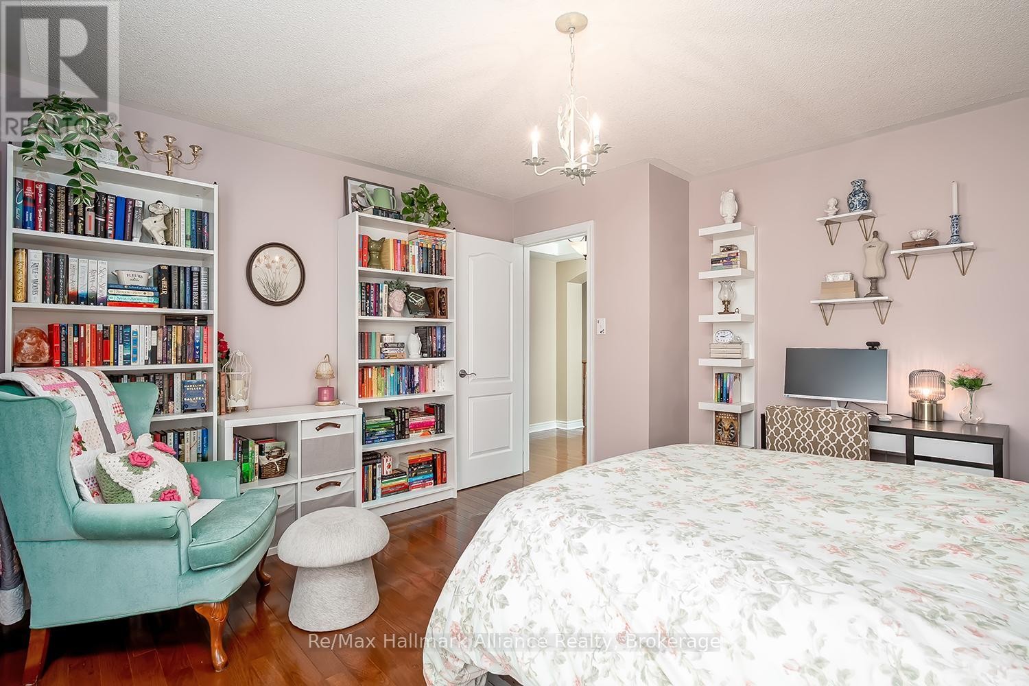 












2489 WHISTLING SPRINGS CRESCENT

,
Oakville (WM Westmount),




Ontario
L6M5G3

