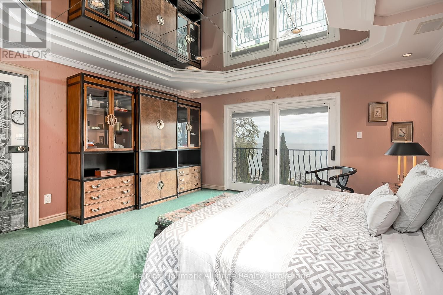 












3206 SHORELINE DRIVE

,
Oakville (BR Bronte),




Ontario
L6L5X4

