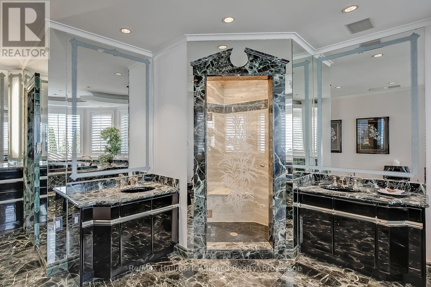 












3206 SHORELINE DRIVE

,
Oakville (BR Bronte),




Ontario
L6L5X4

