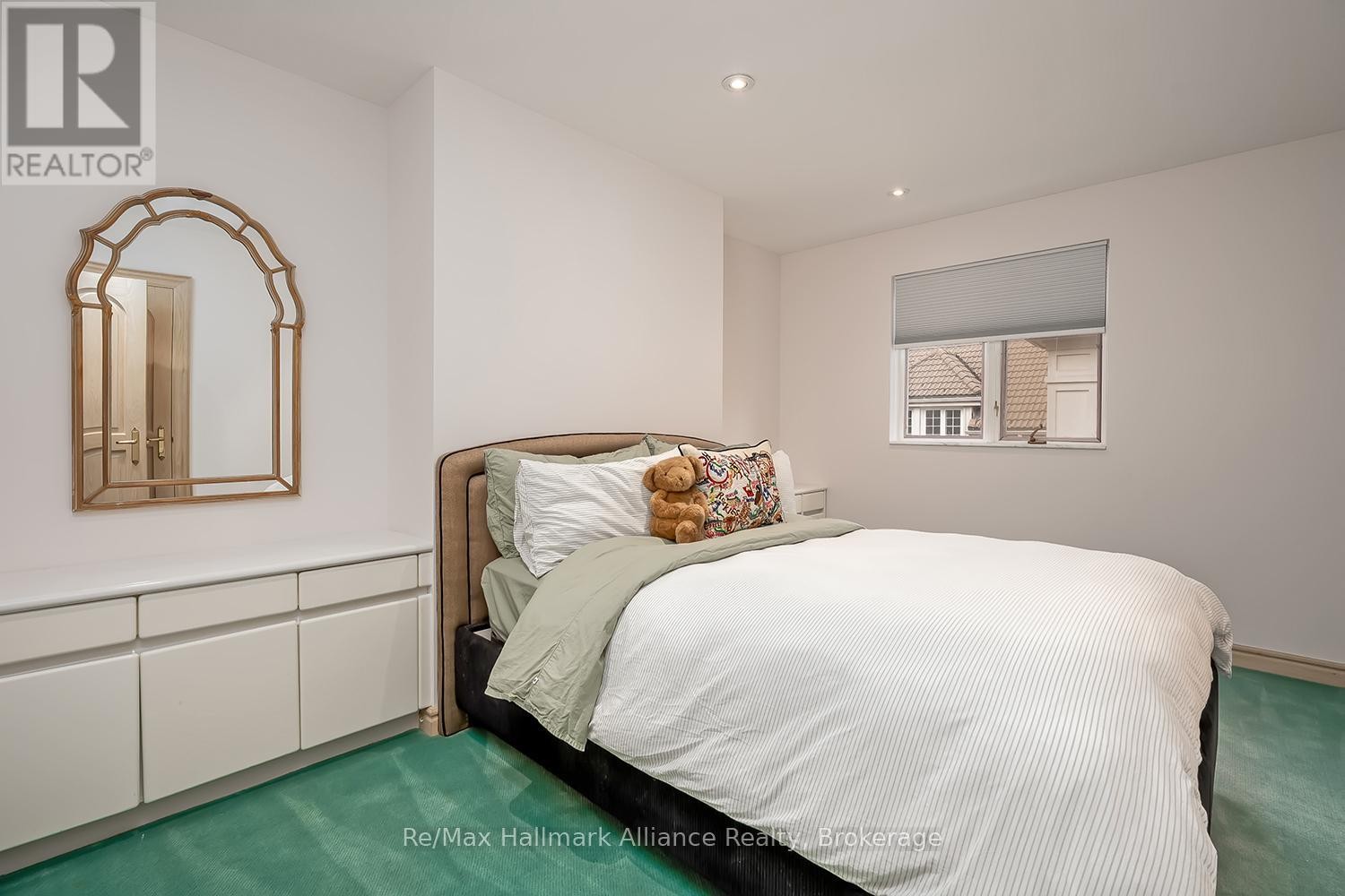 












3206 SHORELINE DRIVE

,
Oakville (BR Bronte),




Ontario
L6L5X4

