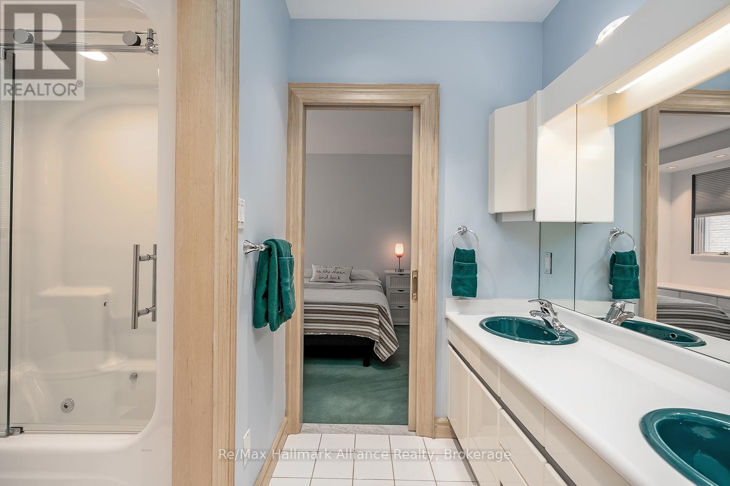 












3206 SHORELINE DRIVE

,
Oakville (BR Bronte),




Ontario
L6L5X4

