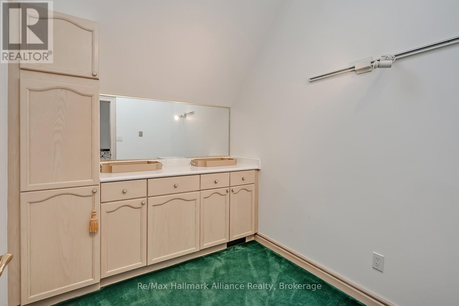 












3206 SHORELINE DRIVE

,
Oakville (BR Bronte),




Ontario
L6L5X4

