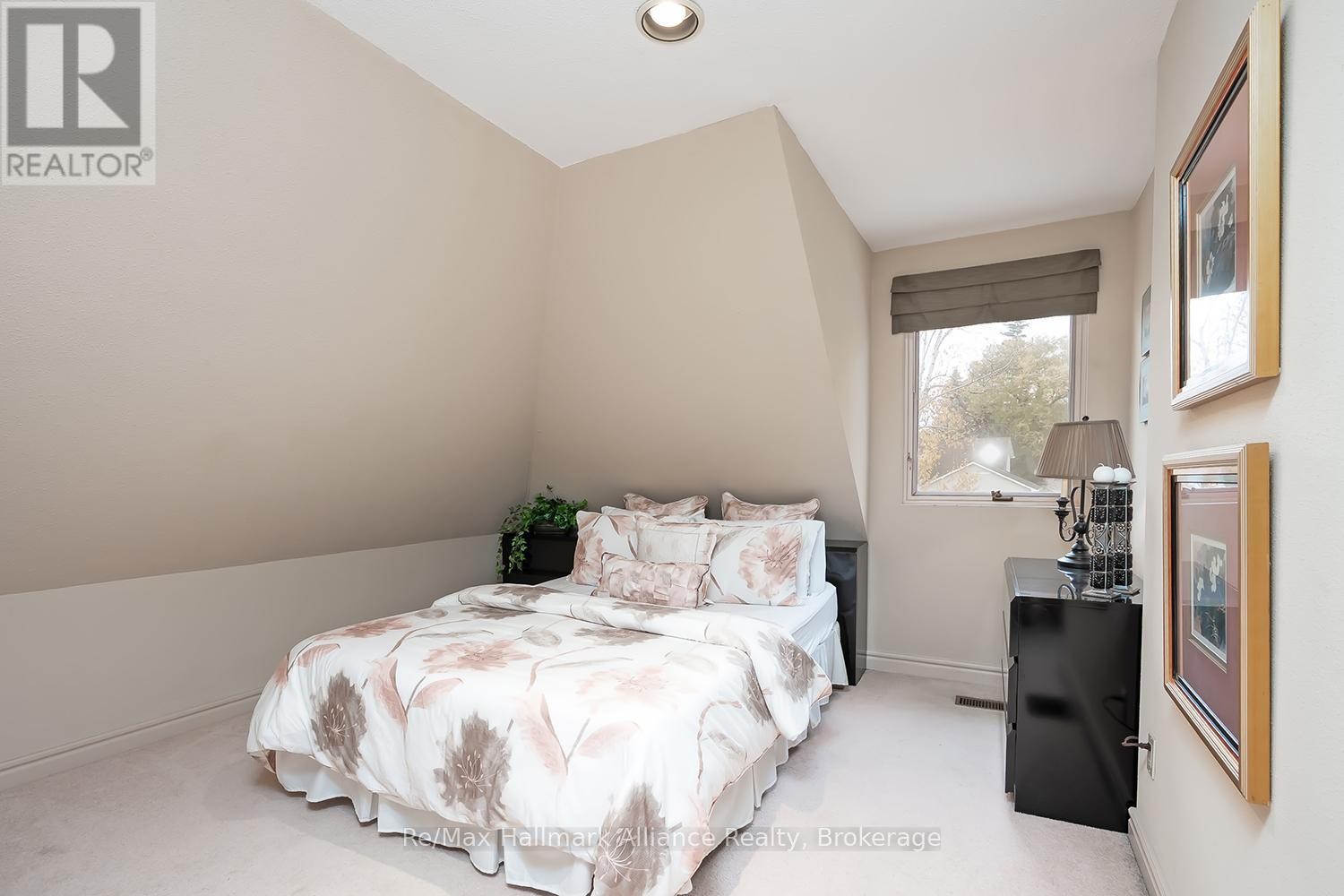 












3206 SHORELINE DRIVE

,
Oakville (BR Bronte),




Ontario
L6L5X4

