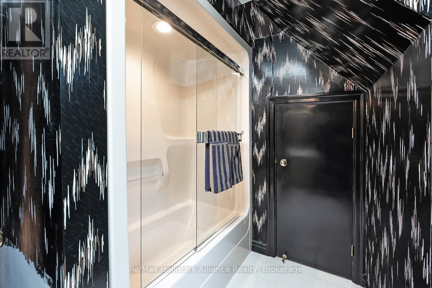 












3206 SHORELINE DRIVE

,
Oakville (BR Bronte),




Ontario
L6L5X4

