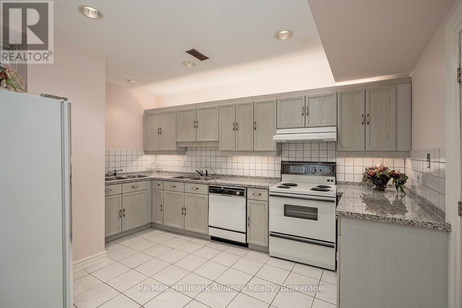 












3206 SHORELINE DRIVE

,
Oakville (BR Bronte),




Ontario
L6L5X4

