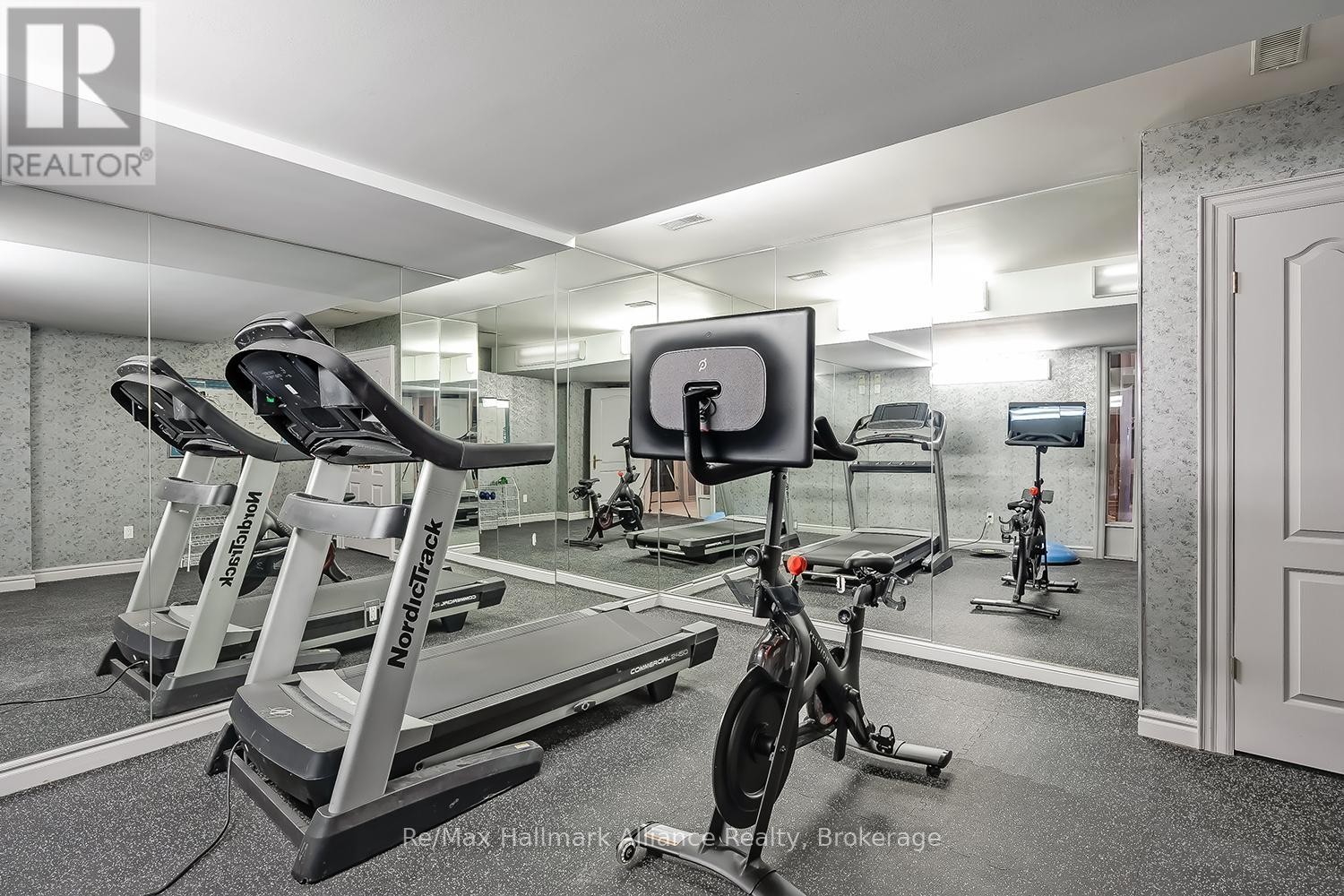 












3206 SHORELINE DRIVE

,
Oakville (BR Bronte),




Ontario
L6L5X4

