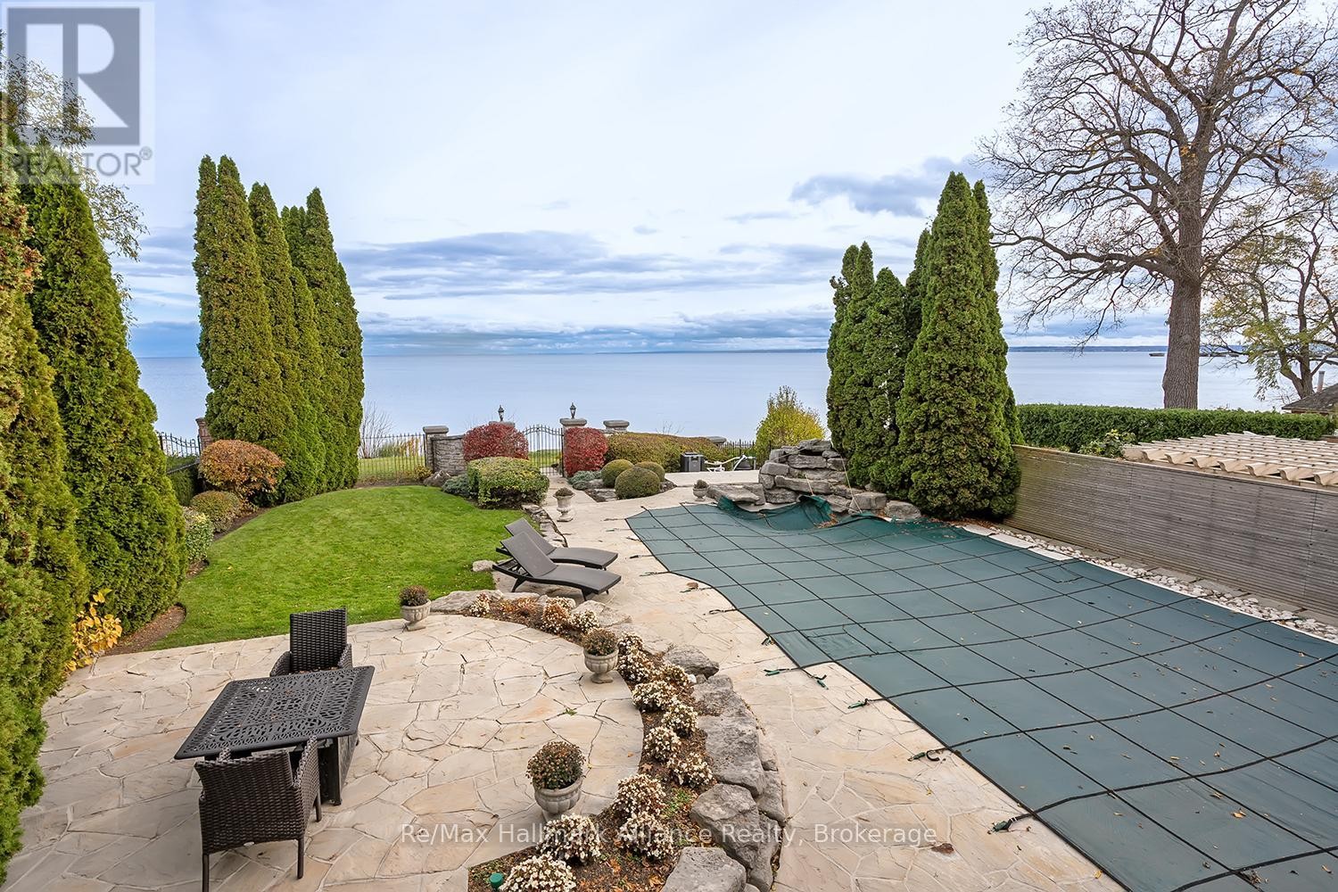 












3206 SHORELINE DRIVE

,
Oakville (BR Bronte),




Ontario
L6L5X4

