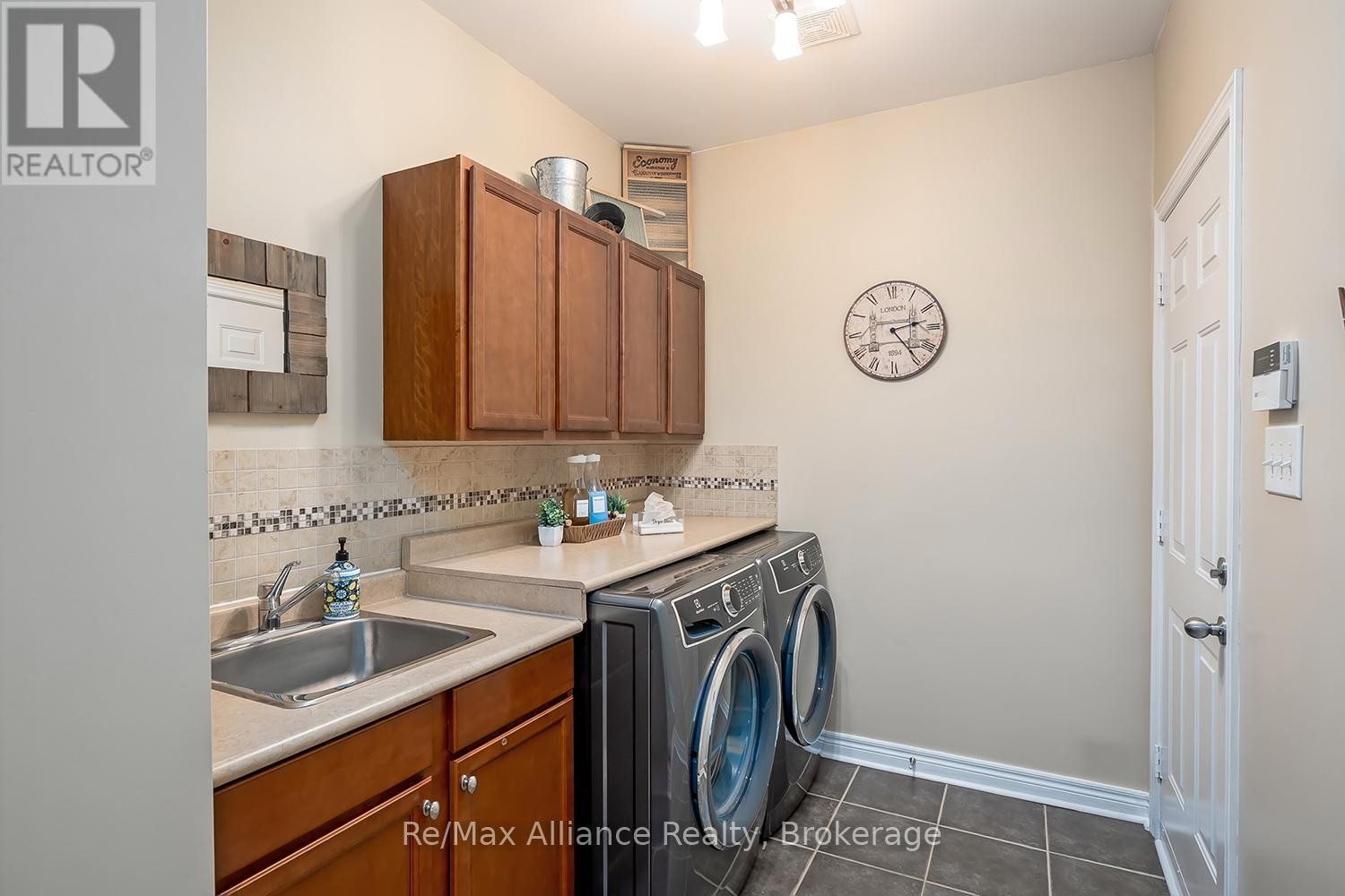 












2489 WHISTLING SPRINGS CRESCENT

,
Oakville (WM Westmount),




Ontario
L6M5G3

