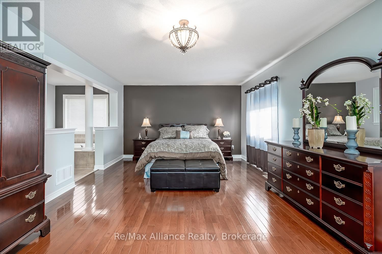 












2489 WHISTLING SPRINGS CRESCENT

,
Oakville (WM Westmount),




Ontario
L6M5G3

