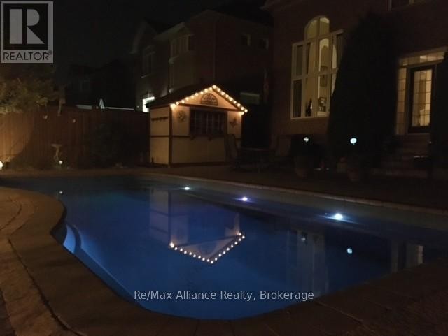 












2489 WHISTLING SPRINGS CRESCENT

,
Oakville (WM Westmount),




Ontario
L6M5G3

