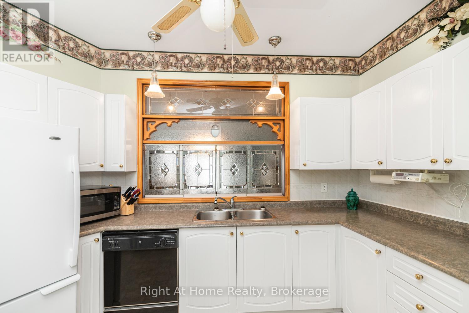 












84 GREENTRAIL DRIVE W

,
Hamilton (Mount Hope),




Ontario
L0R1W0

