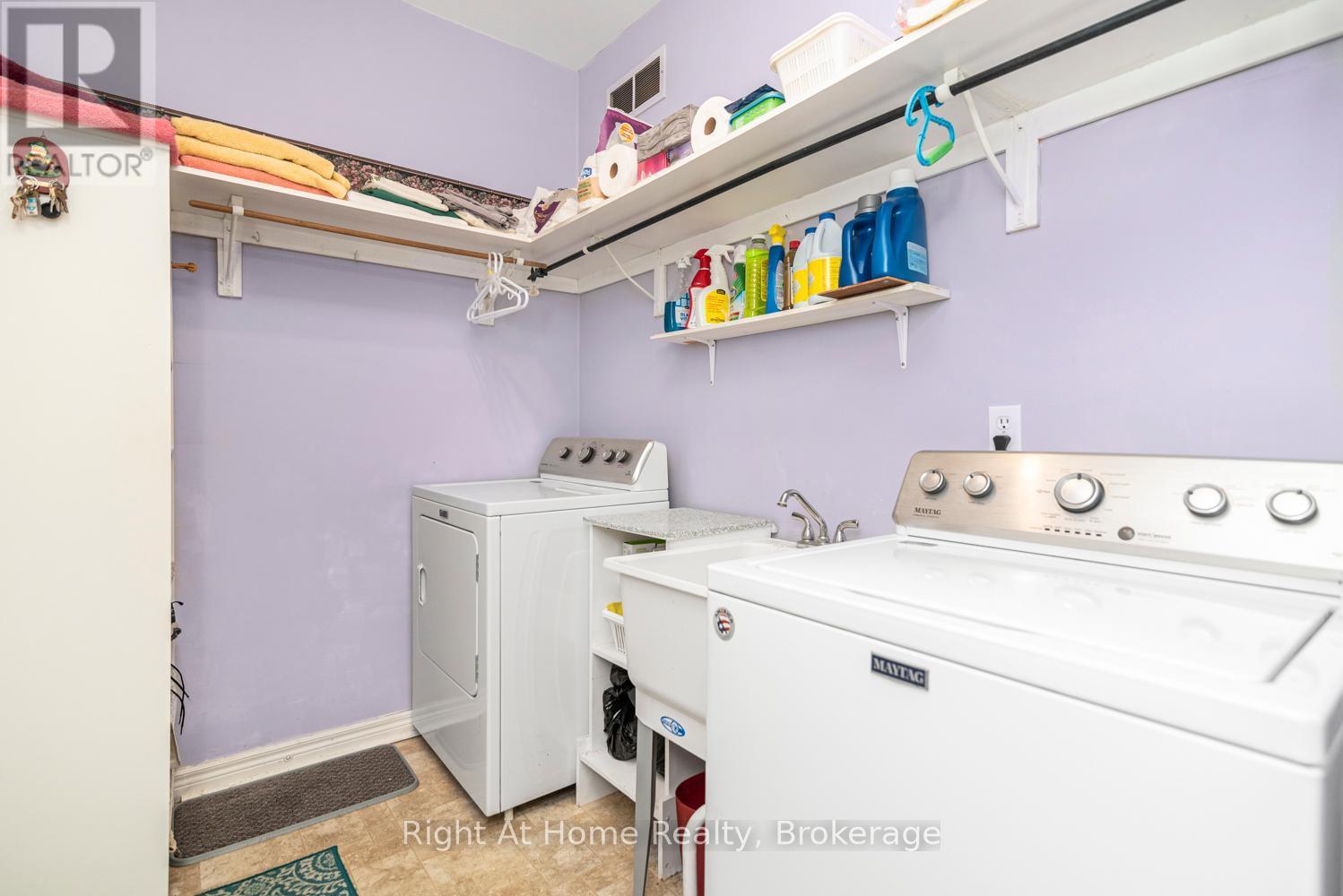 












84 GREENTRAIL DRIVE W

,
Hamilton (Mount Hope),




Ontario
L0R1W0

