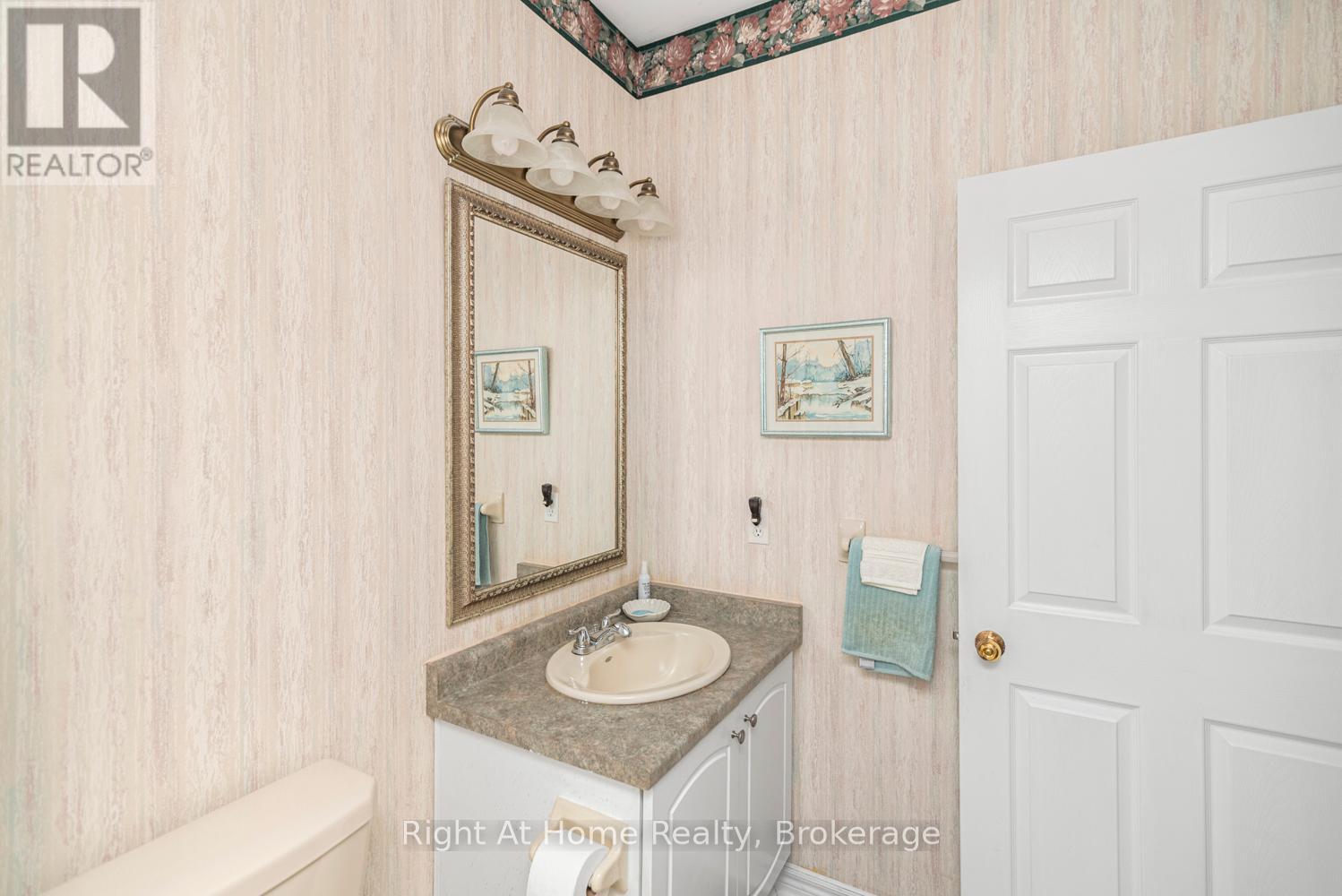 












84 GREENTRAIL DRIVE W

,
Hamilton (Mount Hope),




Ontario
L0R1W0

