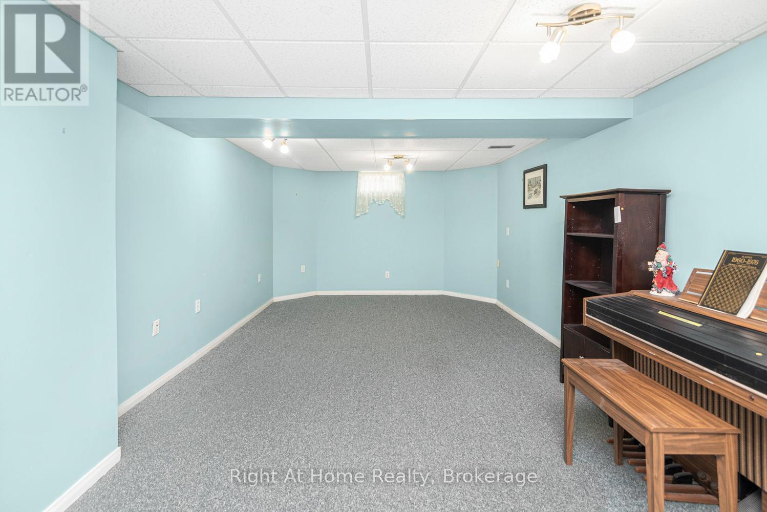 












84 GREENTRAIL DRIVE W

,
Hamilton (Mount Hope),




Ontario
L0R1W0

