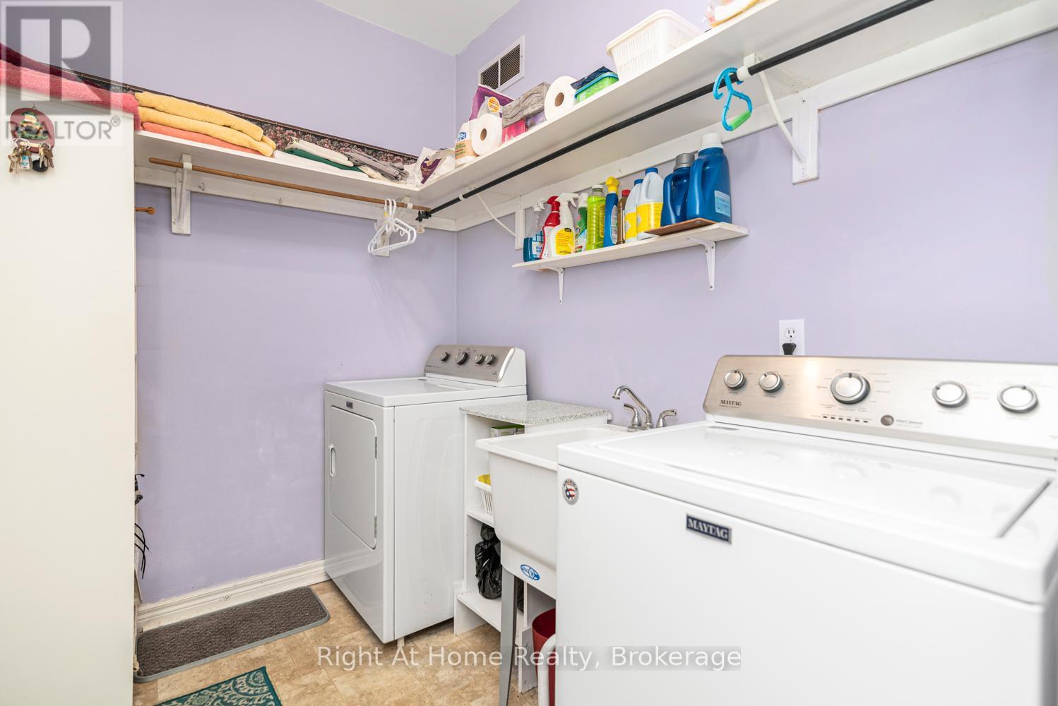 












84 GREENTRAIL DRIVE W

,
Hamilton (Mount Hope),




Ontario
L0R1W0

