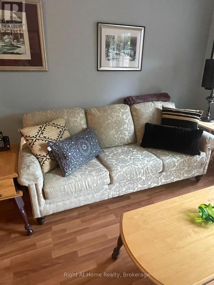 












84 GREENTRAIL DRIVE W

,
Hamilton (Mount Hope),




Ontario
L0R1W0

