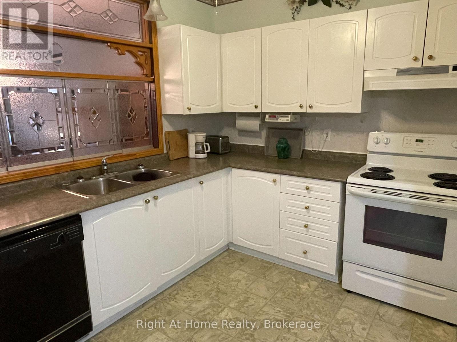 












84 GREENTRAIL DRIVE W

,
Hamilton (Mount Hope),




Ontario
L0R1W0

