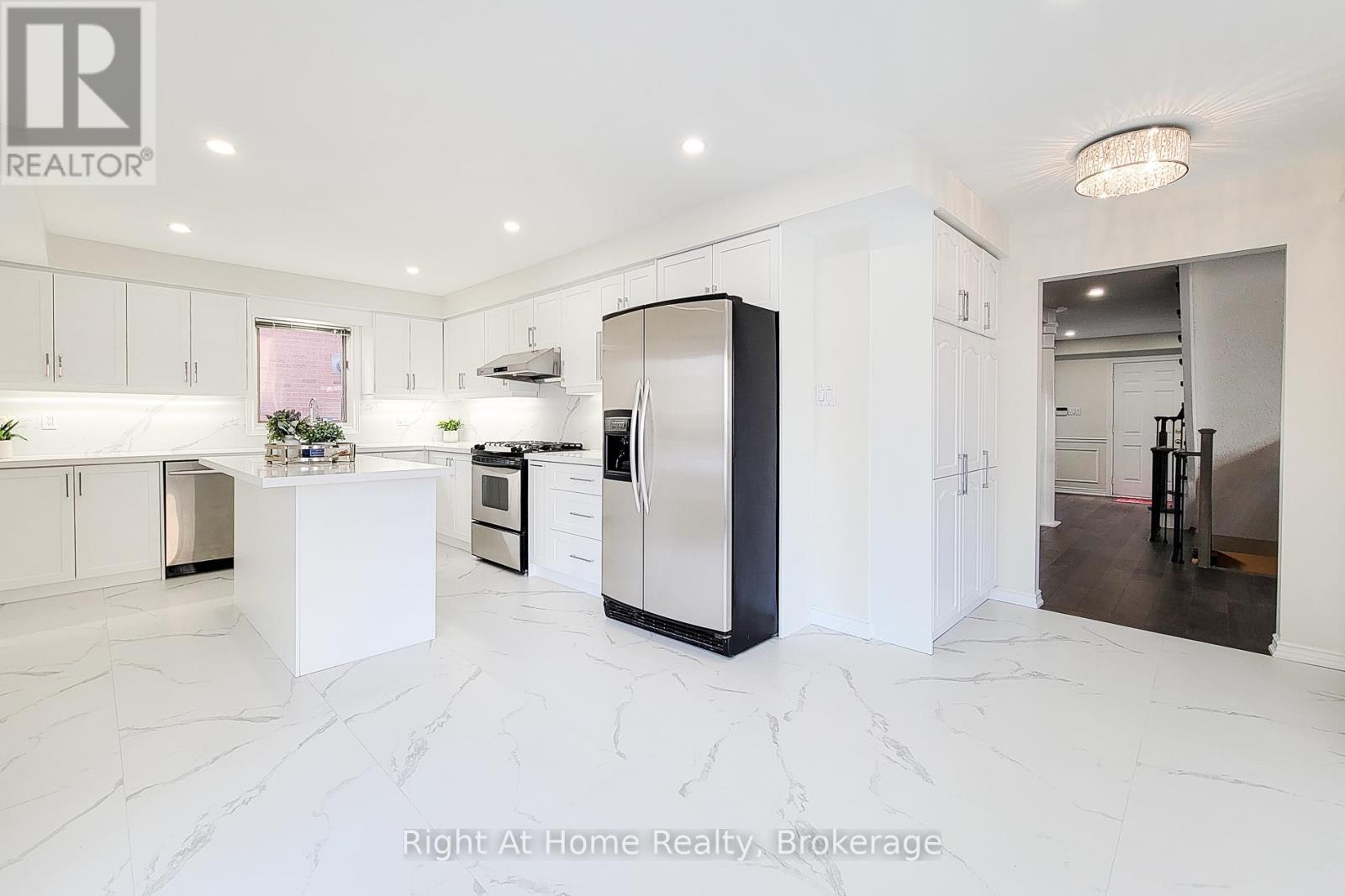 












85 MEADOWLANDS BOULEVARD

,
Hamilton (Meadowlands),




Ontario
L9K1H8

