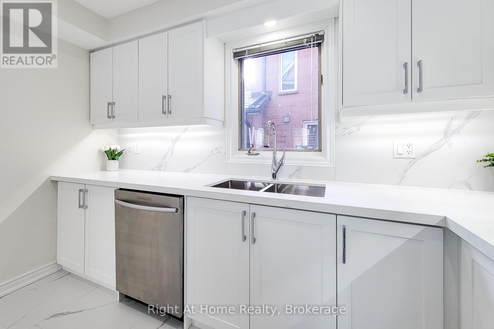 












85 MEADOWLANDS BOULEVARD

,
Hamilton (Meadowlands),




Ontario
L9K1H8

