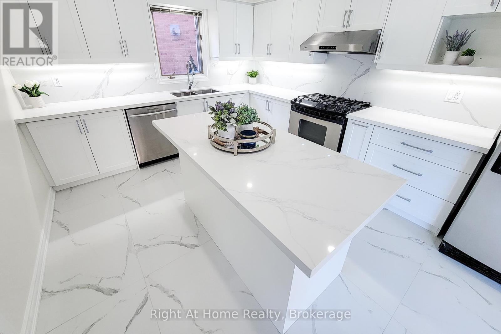 












85 MEADOWLANDS BOULEVARD

,
Hamilton (Meadowlands),




Ontario
L9K1H8

