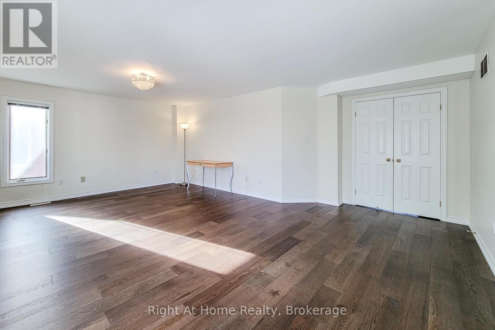 












85 MEADOWLANDS BOULEVARD

,
Hamilton (Meadowlands),




Ontario
L9K1H8

