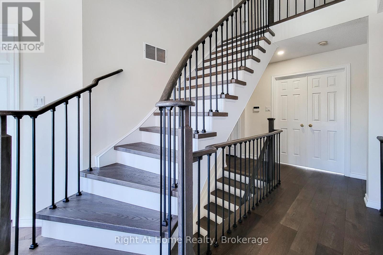 












85 MEADOWLANDS BOULEVARD

,
Hamilton (Meadowlands),




Ontario
L9K1H8

