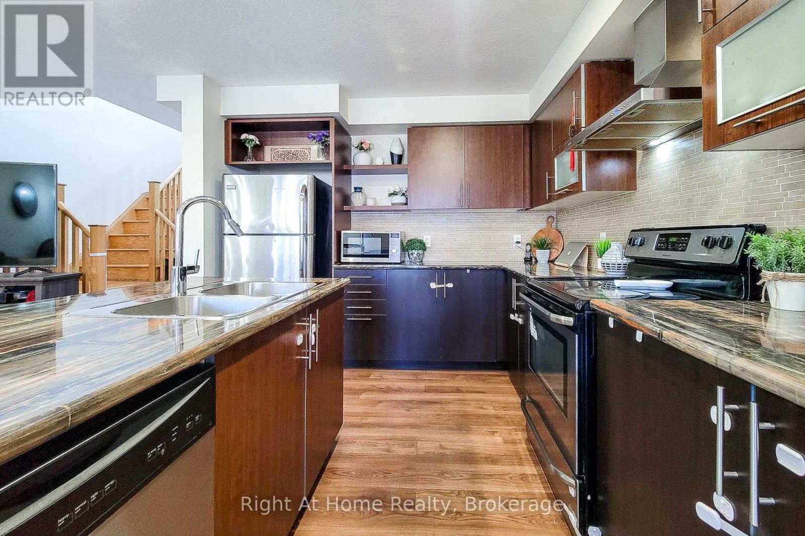 












11 SHERWAY STREET

,
Hamilton (Stoney Creek Mountain),




Ontario
L8J0J4

