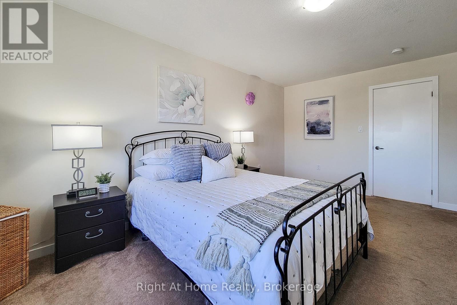 












11 SHERWAY STREET

,
Hamilton (Stoney Creek Mountain),




Ontario
L8J0J4

