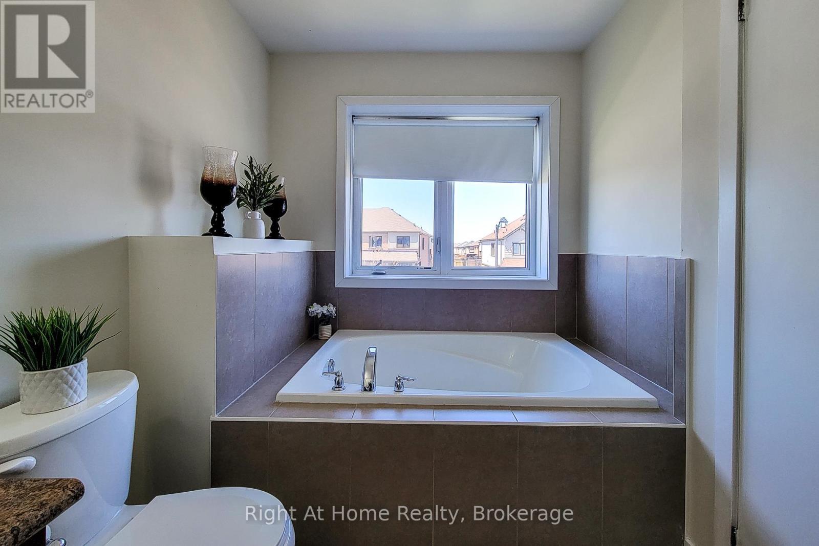 












11 SHERWAY STREET

,
Hamilton (Stoney Creek Mountain),




Ontario
L8J0J4

