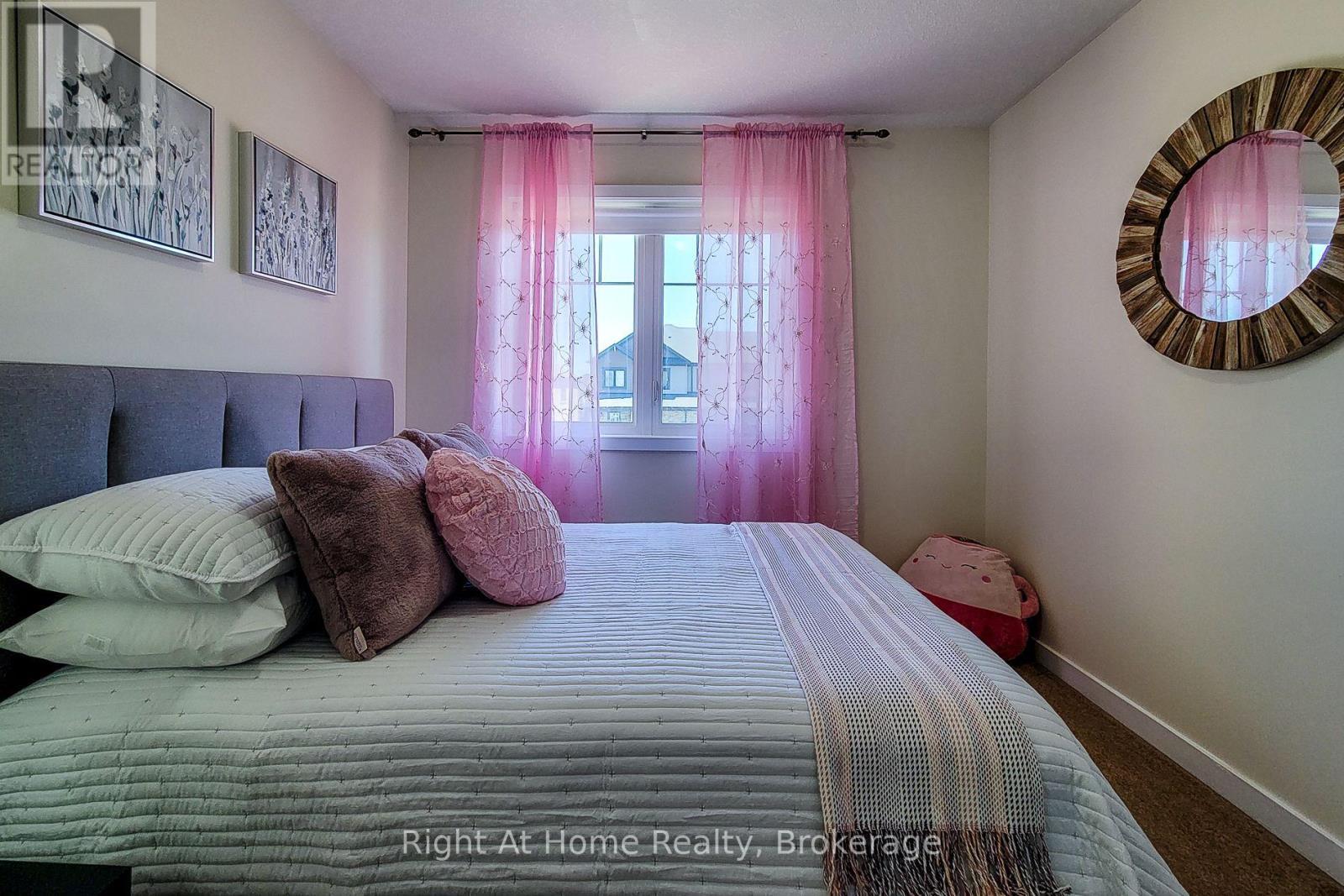 












11 SHERWAY STREET

,
Hamilton (Stoney Creek Mountain),




Ontario
L8J0J4


