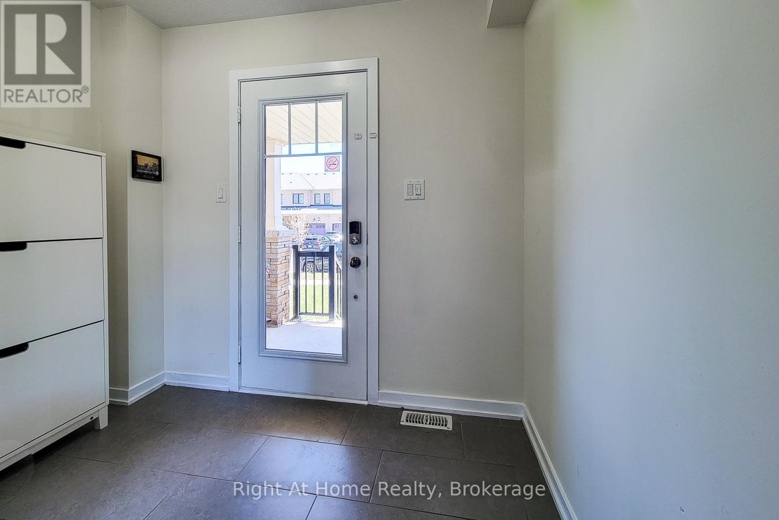 












11 SHERWAY STREET

,
Hamilton (Stoney Creek Mountain),




Ontario
L8J0J4

