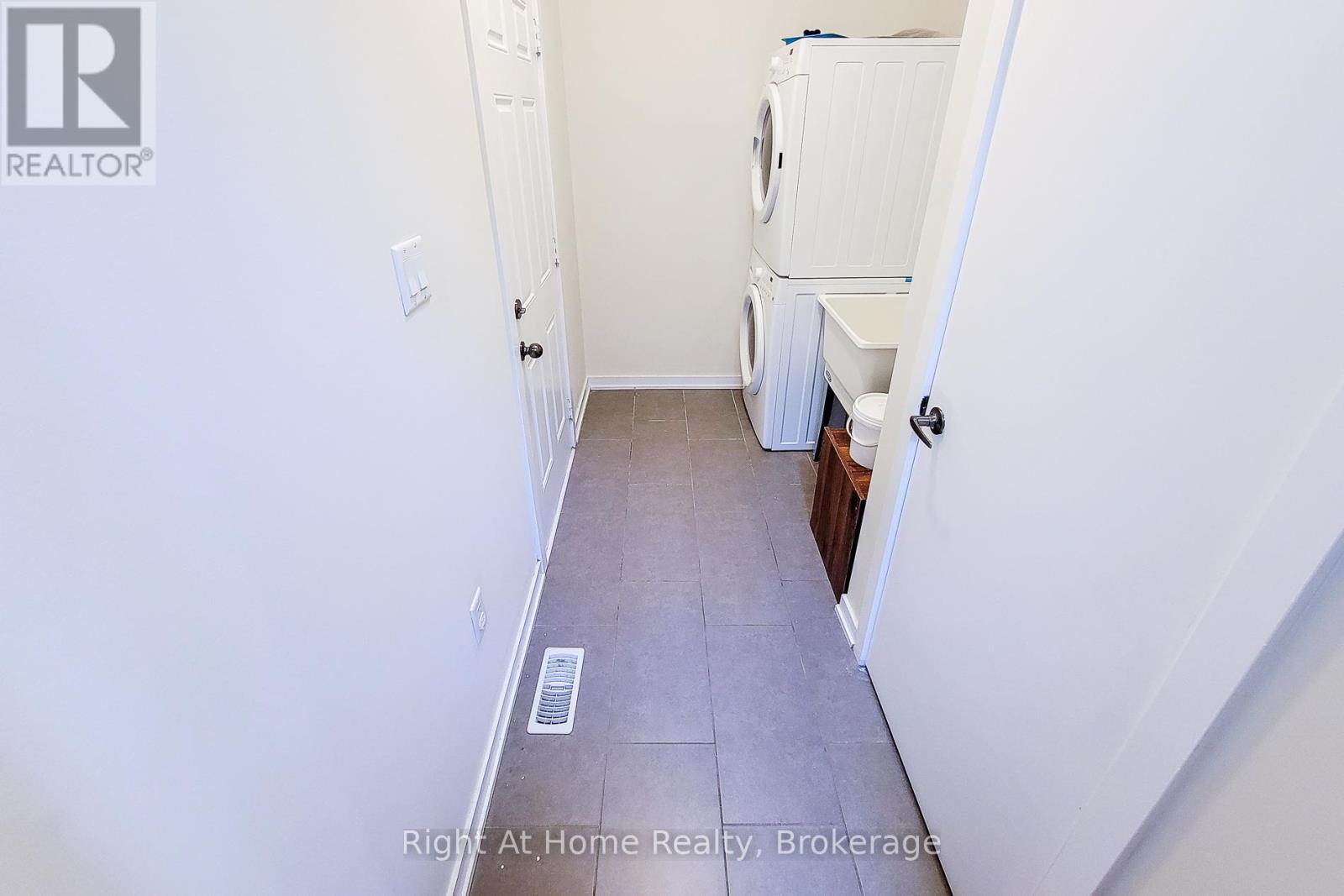 












11 SHERWAY STREET

,
Hamilton (Stoney Creek Mountain),




Ontario
L8J0J4

