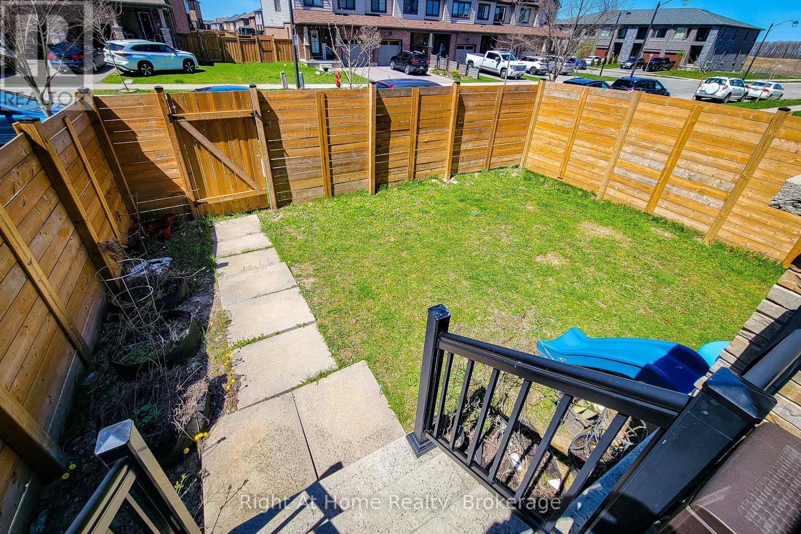 












11 SHERWAY STREET

,
Hamilton (Stoney Creek Mountain),




Ontario
L8J0J4


