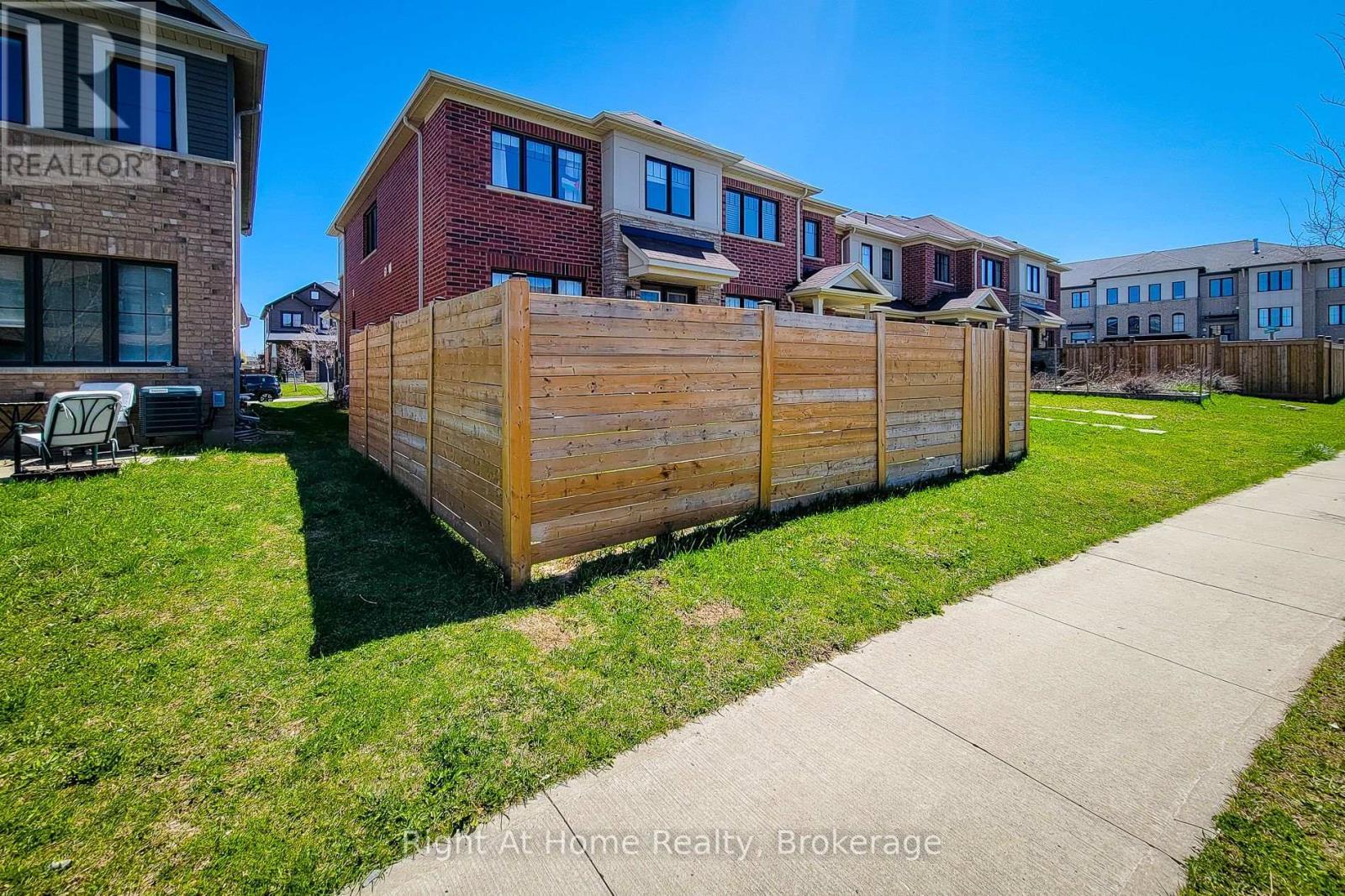 












11 SHERWAY STREET

,
Hamilton (Stoney Creek Mountain),




Ontario
L8J0J4

