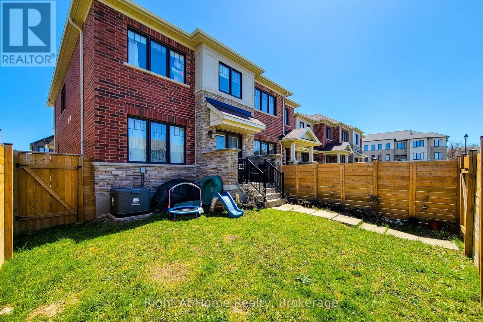 












11 SHERWAY STREET

,
Hamilton (Stoney Creek Mountain),




Ontario
L8J0J4

