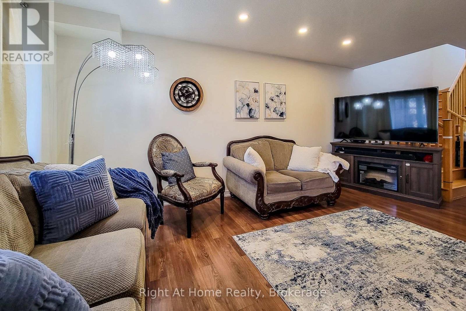 












11 SHERWAY STREET

,
Hamilton (Stoney Creek Mountain),




Ontario
L8J0J4

