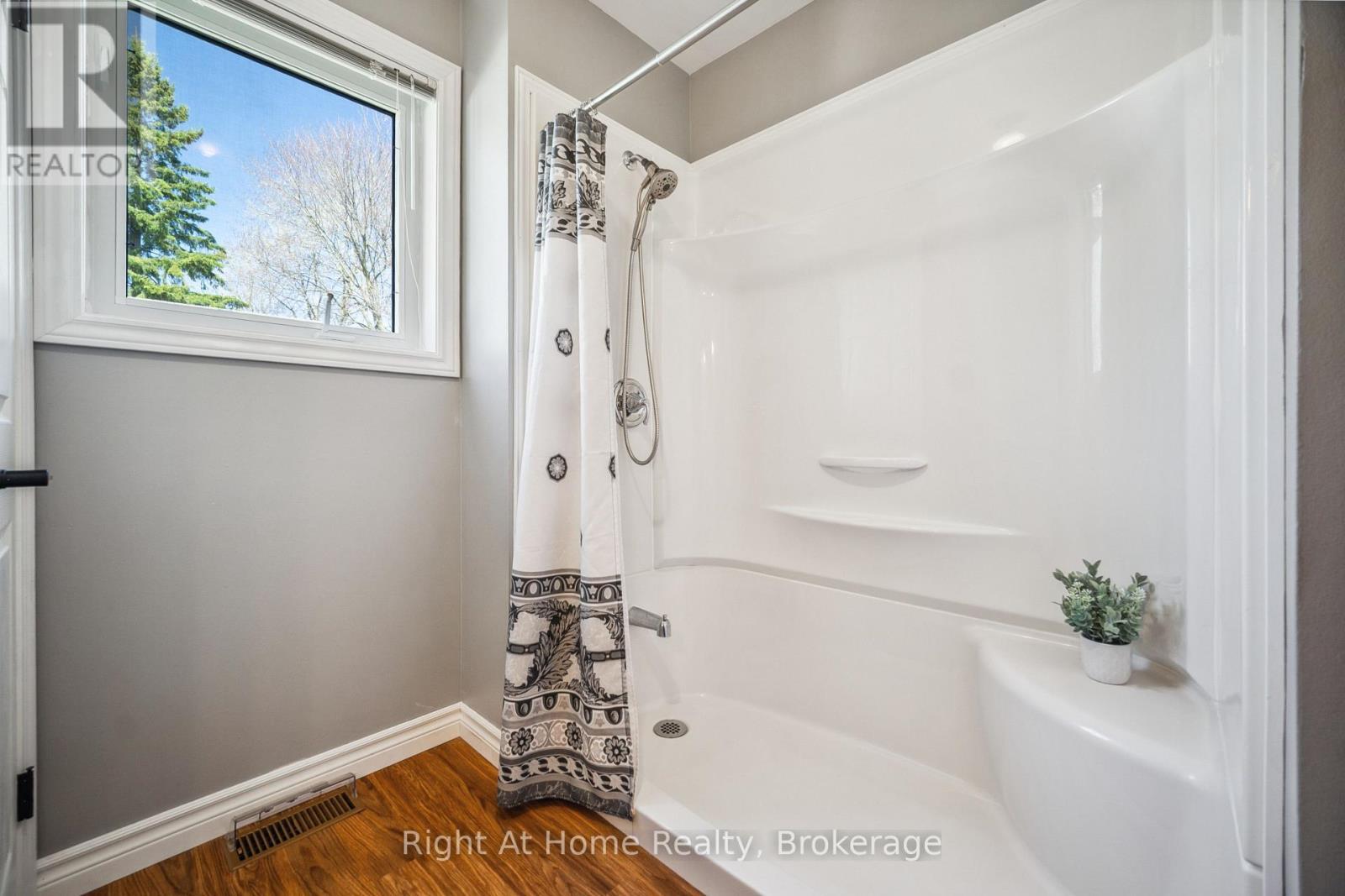 












664 MAPLE STREET

,
Huron East (Brussels),




Ontario
N0G1H0

