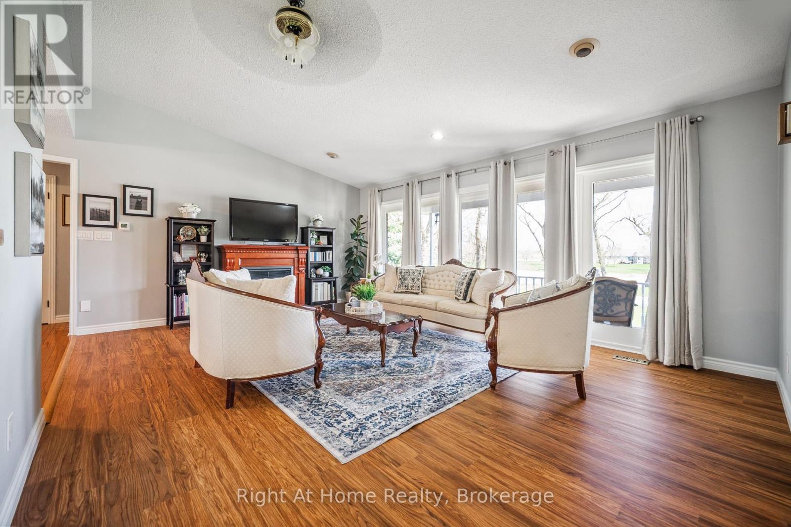 












664 MAPLE STREET

,
Huron East (Brussels),




Ontario
N0G1H0

