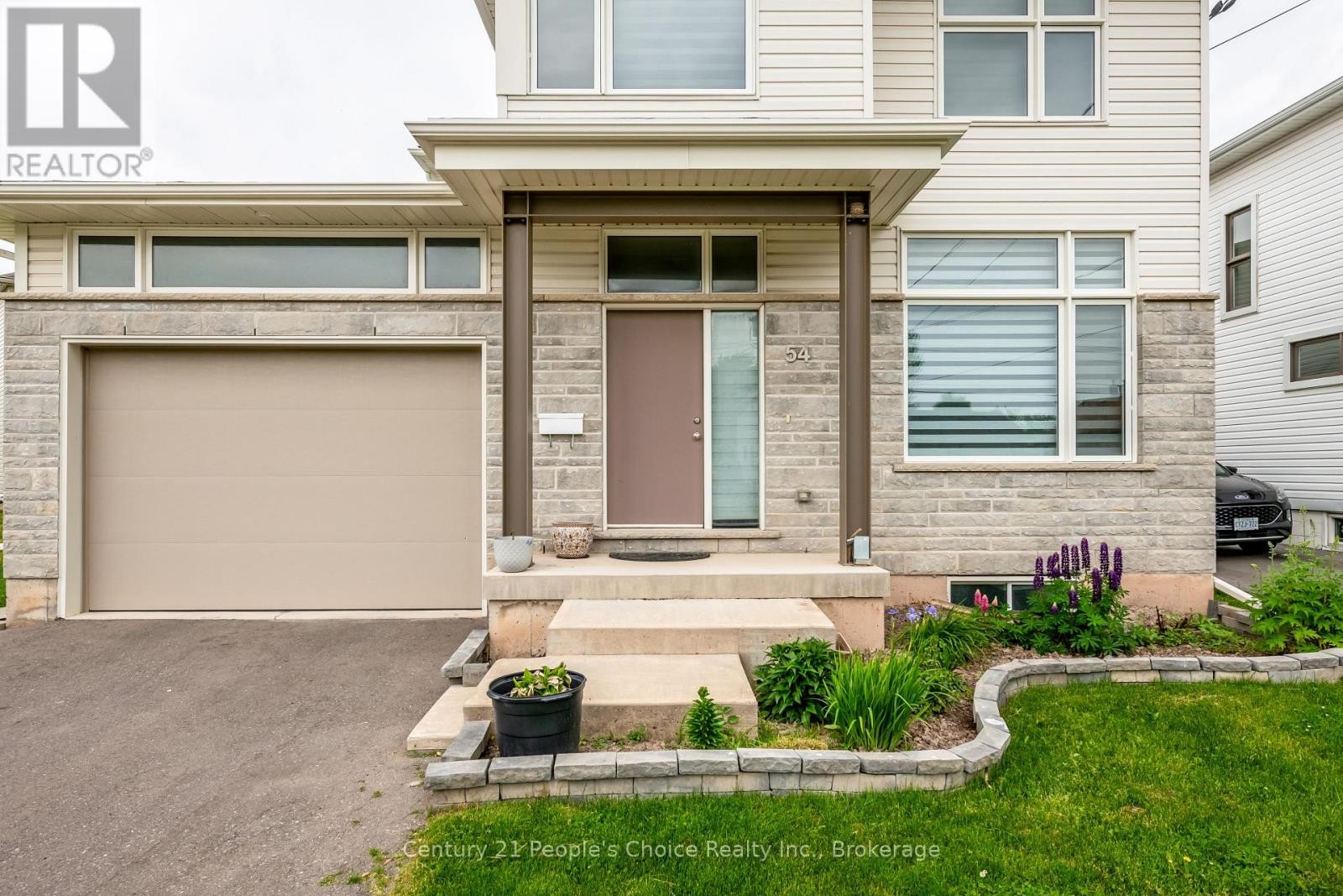 












54 ST GEORGE STREET

,
Welland (Broadway),




Ontario
L3C5N2


