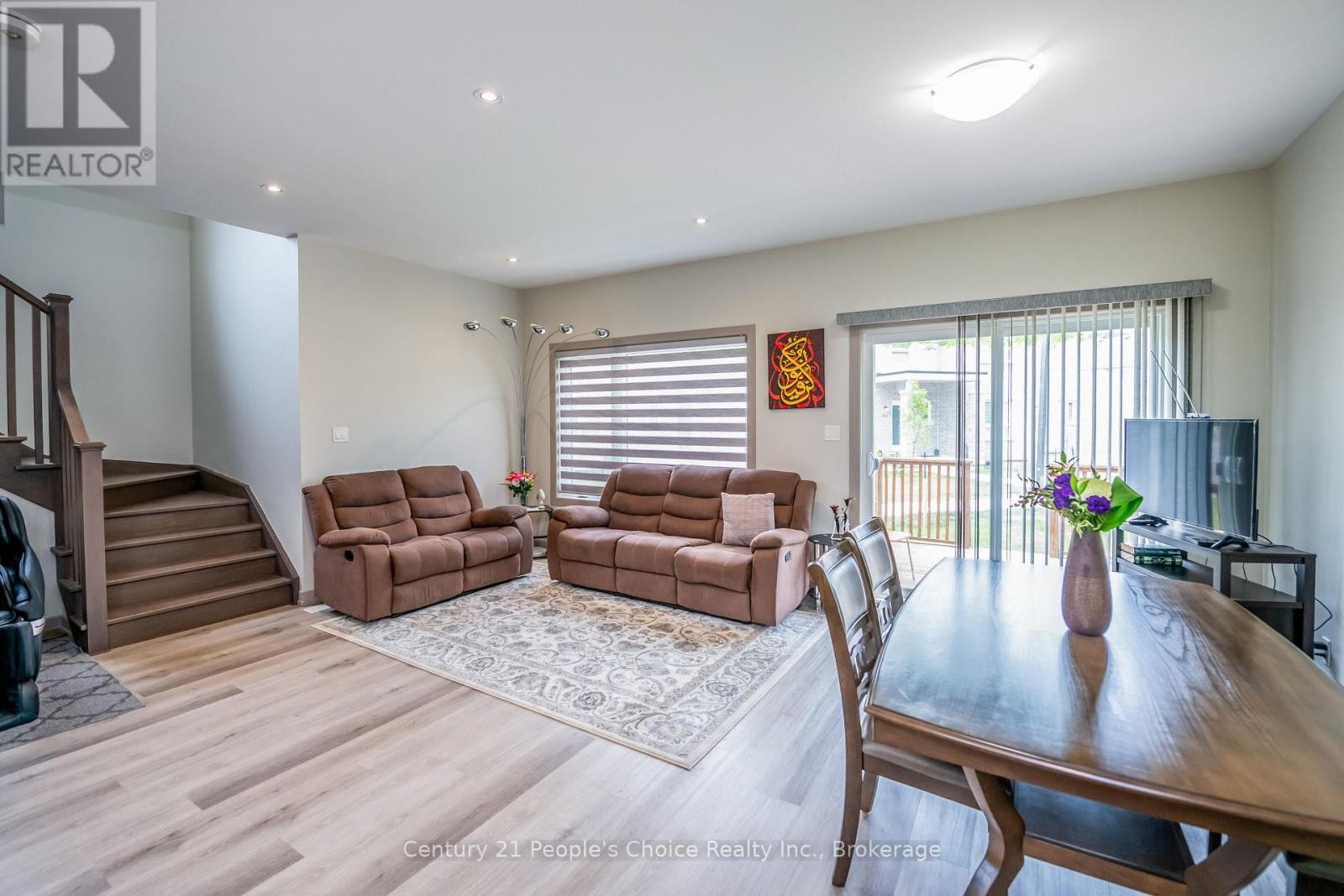 












54 ST GEORGE STREET

,
Welland (Broadway),




Ontario
L3C5N2

