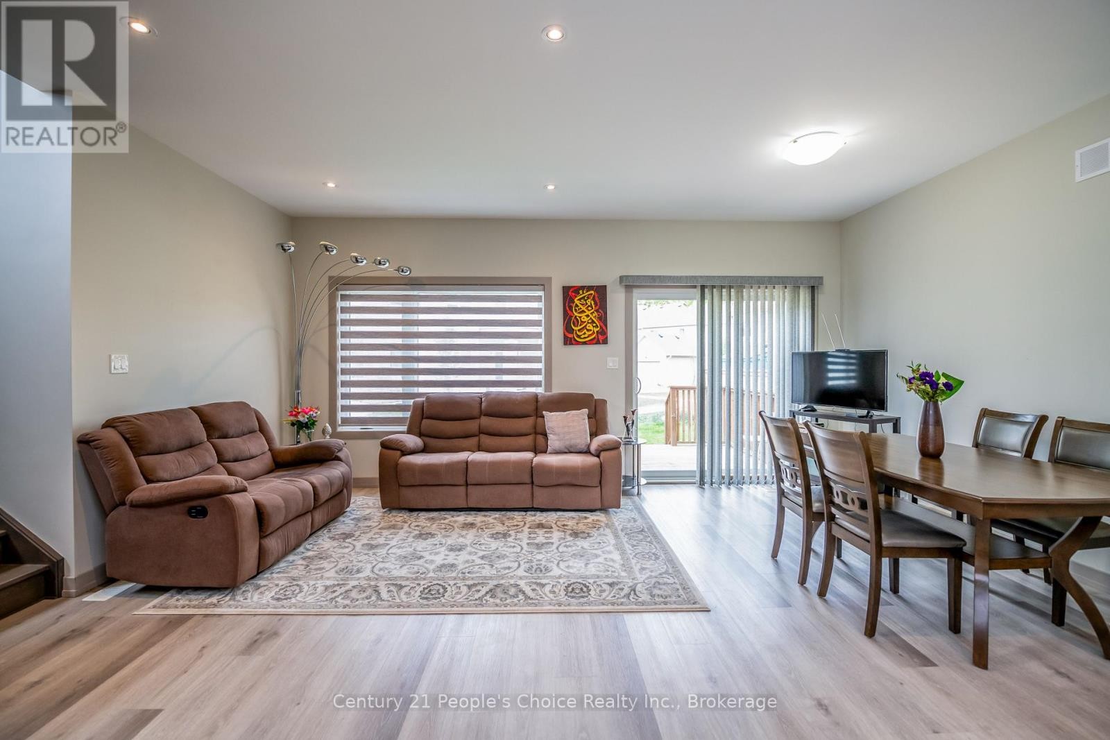 












54 ST GEORGE STREET

,
Welland (Broadway),




Ontario
L3C5N2

